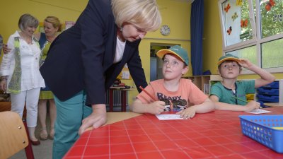 Ministerpräsidentin Hannelore Kraft spricht mit zwei "Vorschulkids" 