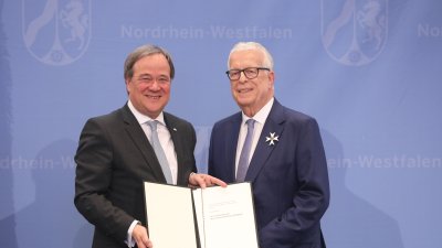Ministerpräsident Armin Laschet zeichnet 19 Bürgerinnen und Bürger mit dem Landesverdienstorden aus