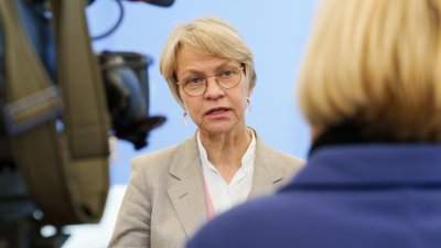 Ministerin Feller gibt ein Pressestatement