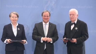 Ministerpräsident Armin Laschet zeichnet 19 Bürgerinnen und Bürger mit dem Landesverdienstorden aus