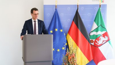 Ministerpräsident Wüst händigt Hendrik Snoek den Bundesverdienstorden aus