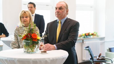 Ministerpräsident Wüst händigt Hendrik Snoek den Bundesverdienstorden aus