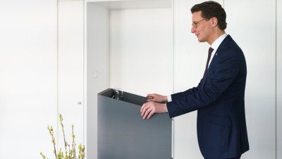 Ministerpräsident Wüst händigt Hendrik Snoek den Bundesverdienstorden aus