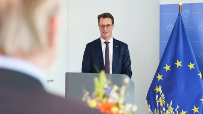 Ministerpräsident Wüst händigt Hendrik Snoek den Bundesverdienstorden aus
