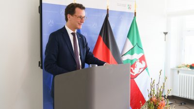 Ministerpräsident Wüst händigt Hendrik Snoek den Bundesverdienstorden aus