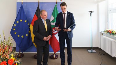 Ministerpräsident Wüst händigt Hendrik Snoek den Bundesverdienstorden aus