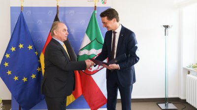 Ministerpräsident Wüst händigt Hendrik Snoek den Bundesverdienstorden aus