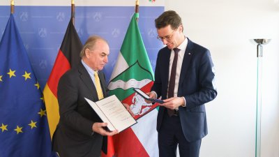 Ministerpräsident Wüst händigt Hendrik Snoek den Bundesverdienstorden aus