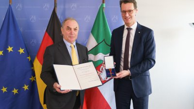 Ministerpräsident Wüst händigt Hendrik Snoek den Bundesverdienstorden aus