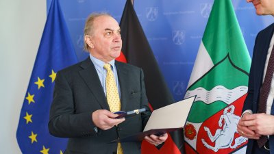 Ministerpräsident Wüst händigt Hendrik Snoek den Bundesverdienstorden aus