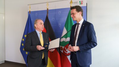 Ministerpräsident Wüst händigt Hendrik Snoek den Bundesverdienstorden aus