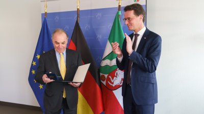 Ministerpräsident Wüst händigt Hendrik Snoek den Bundesverdienstorden aus