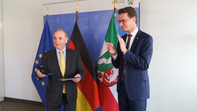 Ministerpräsident Wüst händigt Hendrik Snoek den Bundesverdienstorden aus