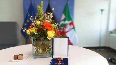 Ministerpräsident Wüst händigt Hendrik Snoek den Bundesverdienstorden aus