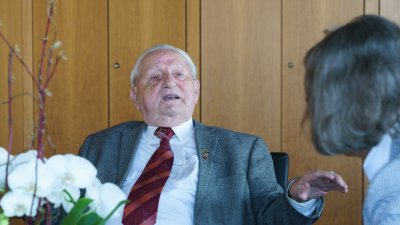 Ministerin Scharrenbach ehrt Werner Schmidt mit dem Verdienstorden des Landes Nordrhein-Westfalen