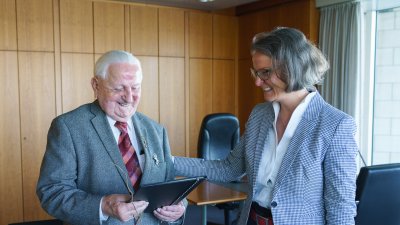 Ministerin Scharrenbach ehrt Werner Schmidt mit dem Verdienstorden des Landes Nordrhein-Westfalen