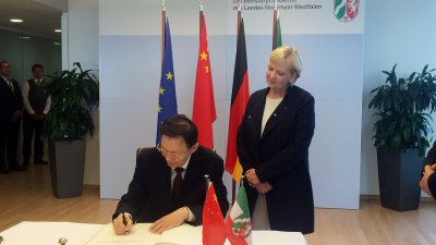 Der Gouverneur der chinesischen Partnerprovinz Jiangsu trägt sich in Anwesenheit von Ministerpräsidentin Kraft ins Gästebuch der Landesregierung ein.