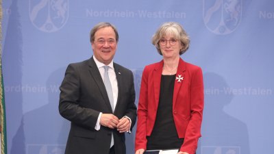 Ministerpräsident Armin Laschet zeichnet 19 Bürgerinnen und Bürger mit dem Landesverdienstorden aus