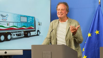 Sportstaatssekretärin Milz stellt das Modellvorhaben mobile Schwimmcontainer „narwali“ vor