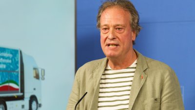 Sportstaatssekretärin Milz stellt das Modellvorhaben mobile Schwimmcontainer „narwali“ vor