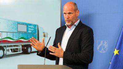 Sportstaatssekretärin Milz stellt das Modellvorhaben mobile Schwimmcontainer „narwali“ vor