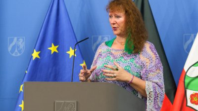 Sportstaatssekretärin Milz stellt das Modellvorhaben mobile Schwimmcontainer „narwali“ vor