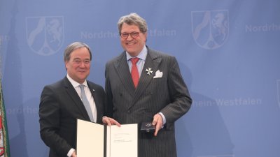 Ministerpräsident Armin Laschet zeichnet 19 Bürgerinnen und Bürger mit dem Landesverdienstorden aus
