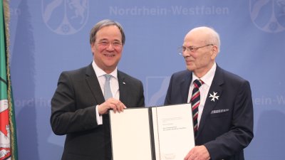 Ministerpräsident Armin Laschet zeichnet 19 Bürgerinnen und Bürger mit dem Landesverdienstorden aus