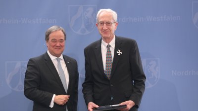 Ministerpräsident Armin Laschet zeichnet 19 Bürgerinnen und Bürger mit dem Landesverdienstorden aus