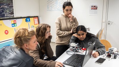 Schülerinnen im EnergyLab des zdi-Netzwerks Gelsenkirchen