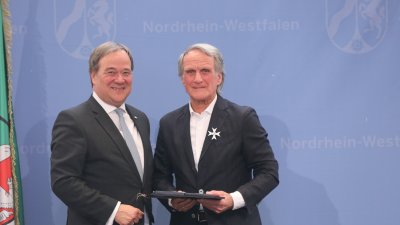 Ministerpräsident Armin Laschet zeichnet 19 Bürgerinnen und Bürger mit dem Landesverdienstorden aus