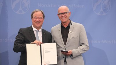 Ministerpräsident Armin Laschet zeichnet 19 Bürgerinnen und Bürger mit dem Landesverdienstorden aus