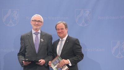 Ministerpräsident Armin Laschet zeichnet 19 Bürgerinnen und Bürger mit dem Landesverdienstorden aus