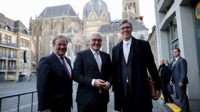 Ministerpräsident Laschet, Bundespräsident Steinmeier und eine weitere Person stehen vor dem Aachener Dom.