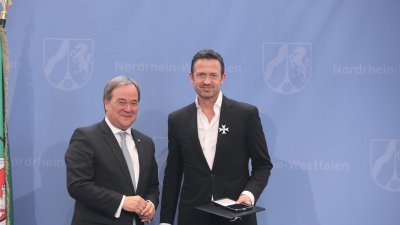 Ministerpräsident Armin Laschet zeichnet 19 Bürgerinnen und Bürger mit dem Landesverdienstorden aus