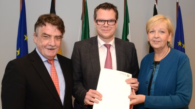 Mike Janke, Ressorleiter Planen und Bauen der Stadt Iserlohn, im Kreise von Bauminister Michael Groschek und Ministerpräsidentin Hannelore Kraft.
