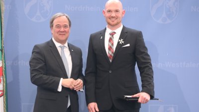 Ministerpräsident Armin Laschet zeichnet 19 Bürgerinnen und Bürger mit dem Landesverdienstorden aus