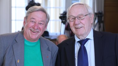 Ministerpräsident Armin Laschet zeichnet 19 Bürgerinnen und Bürger mit dem Landesverdienstorden aus
