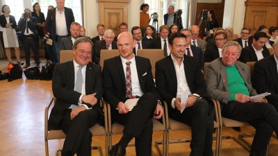 Ministerpräsident Armin Laschet zeichnet 19 Bürgerinnen und Bürger mit dem Landesverdienstorden aus