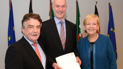 Lennestadts Bürgermeister Stefan Hundt im Kreise von Bauminister Michael Groschek und Ministerpräsidentin Hannelore Kraft.