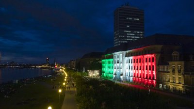 Nordrhein-Westfalen leuchtet: Zum 74. Landesgeburtstag erstrahlen historische Bauwerke in den Landesfarben
