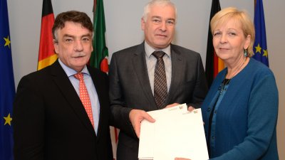 Schmallenbergs Bürgermeister Bernhard Halbe im Kreise von Bauminister Michael Groschek und Ministerpräsidentin Hannelore Kraft.