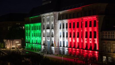 Nordrhein-Westfalen leuchtet: Zum 74. Landesgeburtstag erstrahlen historische Bauwerke in den Landesfarben