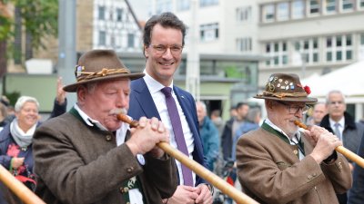 Ministerpräsident Hendrik Wüst nimmt an den Feierlichkeiten zum Tag der Deutschen Einheit in Erfurt teil