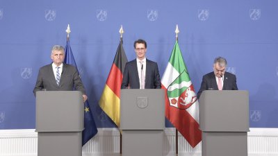 Rednerpulte auf einer Bühne