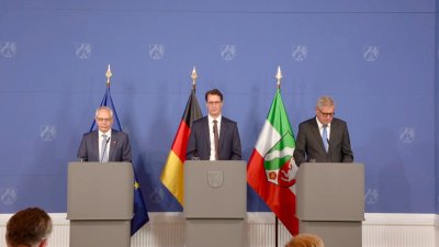 Rednerpulte auf einer Bühne