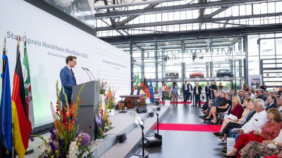 Ministerpräsident Hendrik Wüst verleiht den Staatspreis an Michael Schumacher