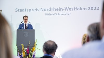 Ministerpräsident Hendrik Wüst verleiht den Staatspreis an Michael Schumacher