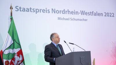 Ministerpräsident Hendrik Wüst verleiht den Staatspreis an Michael Schumacher