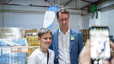 Ministerpräsident Hendrik Wüst besucht Spendenlager des Deutsch-Ukrainischen Vereins Blau-Gelbes Kreuz in Köln